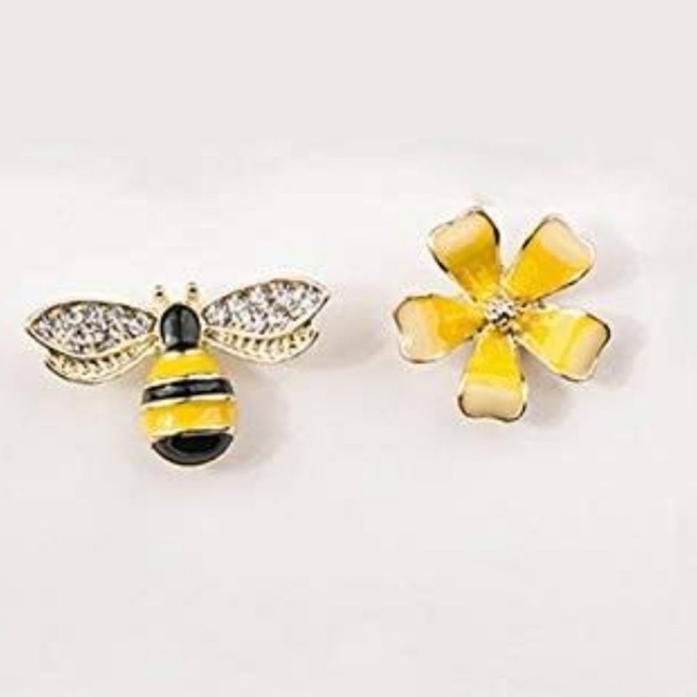 🔹️Yellow Flower Petal & Bumblebee Mismatched Stud Earrings